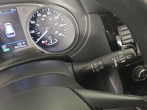 Used 2019 Nissan Rogue S image 32