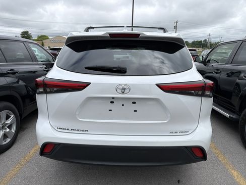 Used 2023 Toyota Highlander XLE AWD/4WD image 6