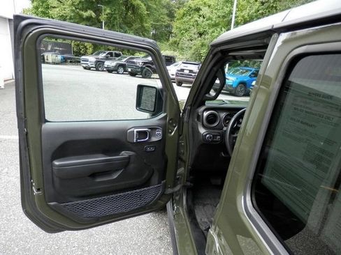 Used 2023 Jeep Gladiator Sport AWD/4WD image 15