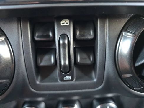 Used 2017 Jeep Wrangler Unlimited Sahara AWD/4WD image 28