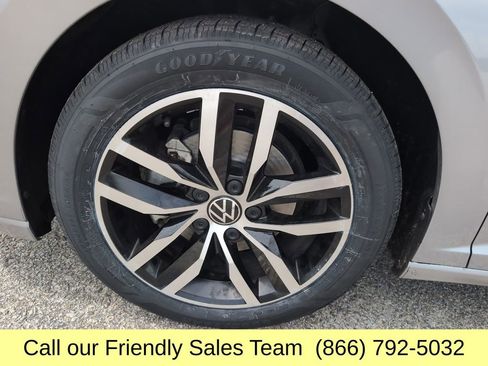 Used 2025 Volkswagen Jetta SE FWD image 27