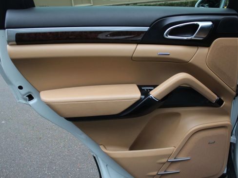 Used 2016 Porsche Cayenne image 37