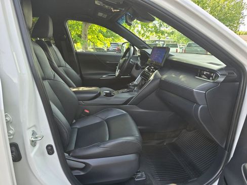 Used 2023 Toyota Venza XLE AWD/4WD image 12