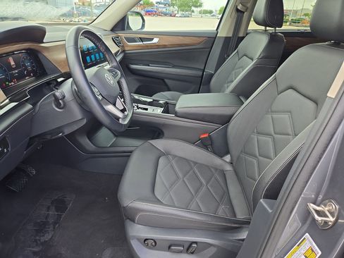 Used 2025 Volkswagen Atlas SE image 16