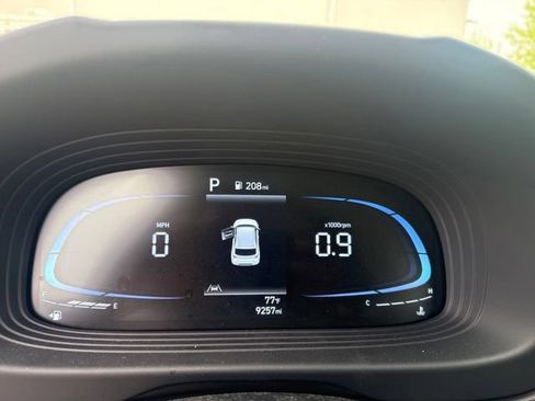 Used 2024 Hyundai Venue Limited FWD image 10