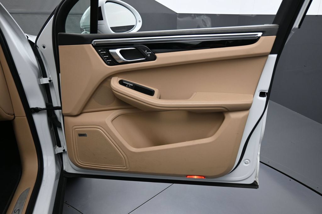Certified 2024 Porsche Macan S AWD/4WD image 28