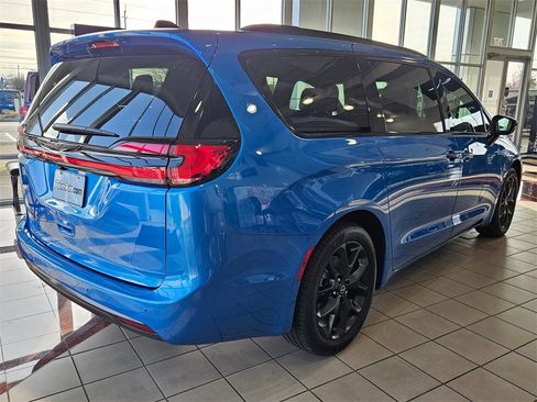 New 2026 Chrysler Pacifica Select w/ S Appearance Package image 6