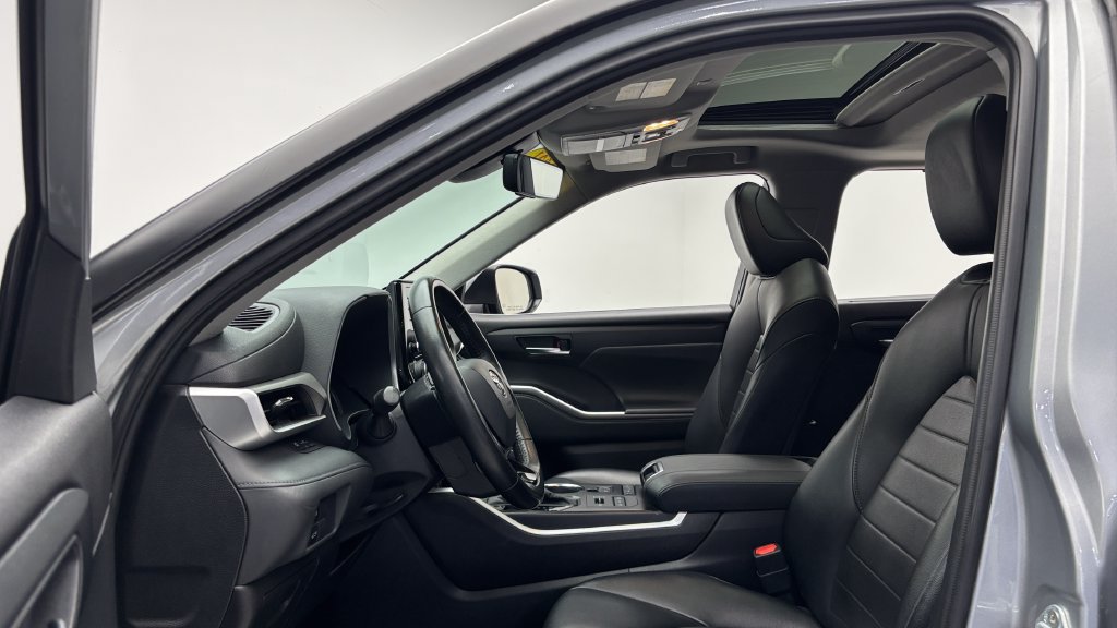 Certified 2021 Toyota Highlander XLE AWD/4WD image 12