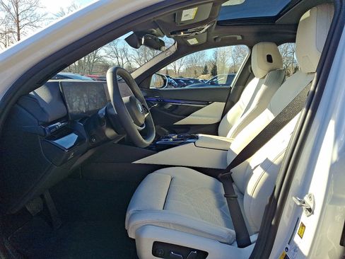 Used 2025 BMW i5 xDrive40 w/ Premium Package image 13