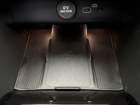 Used 2023 Volvo XC40 B5 Plus w/ Protection Package Premier image 17