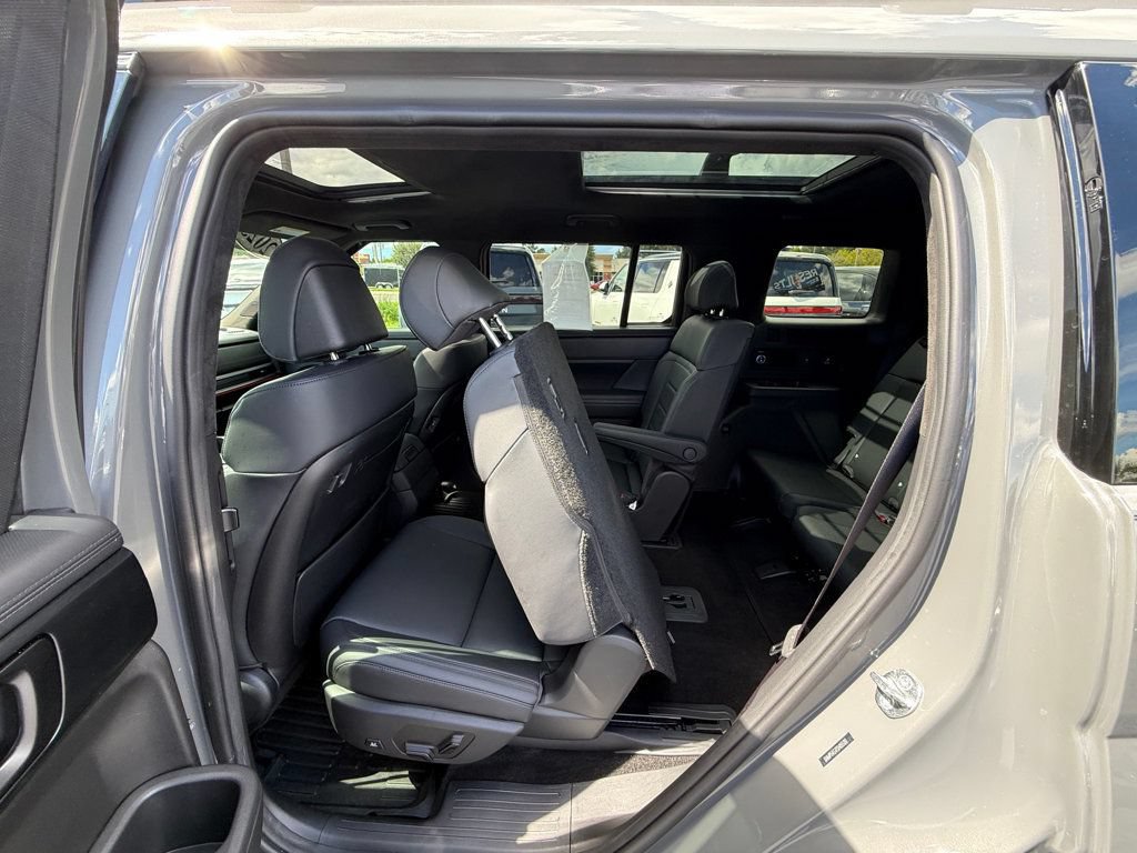 Used 2025 Hyundai Santa Fe Calligraphy FWD image 30