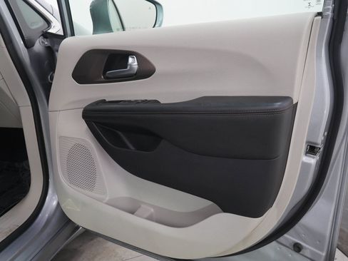 Used 2019 Chrysler Pacifica Touring-L w/ Advanced Safetytec Group FWD image 12