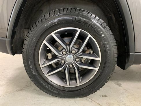 Used 2017 Jeep Grand Cherokee Limited image 10