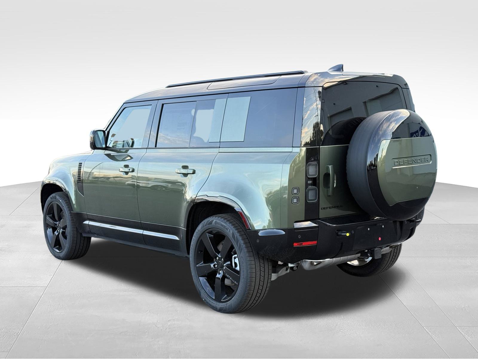 New 2026 Land Rover Defender 110 X-Dynamic SE AWD/4WD image 3