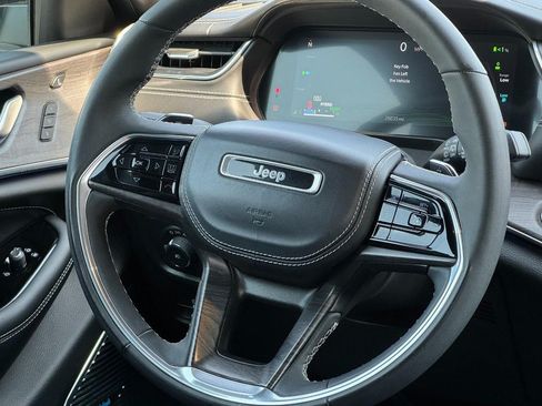Used 2022 Jeep Grand Cherokee Overland w/ Luxury Tech Group IV AWD/4WD image 12