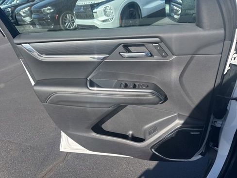 Used 2025 GMC Acadia Elevation image 17