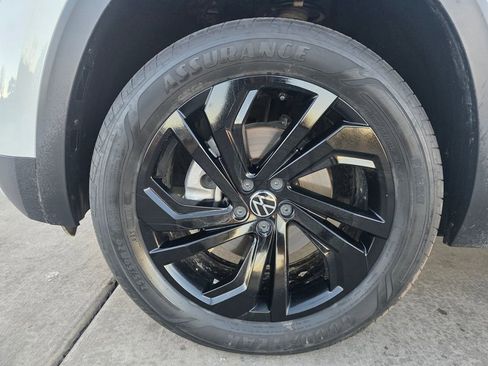 Used 2023 Volkswagen Atlas SE image 32