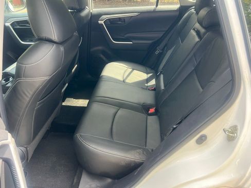 Used 2020 Toyota RAV4 LE FWD image 13