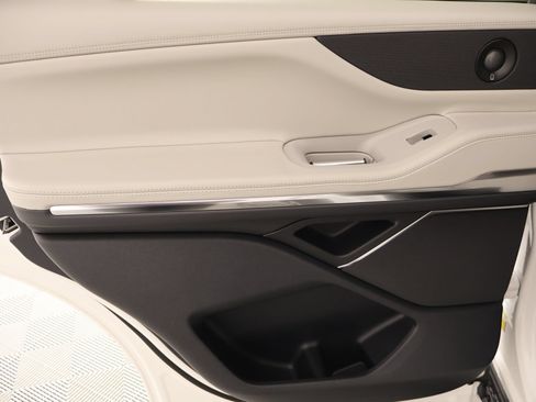 New 2026 Lincoln Navigator Premiere AWD/4WD image 18