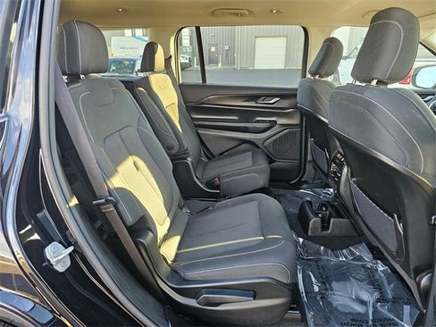 Used 2023 Jeep Grand Cherokee L Laredo image 14