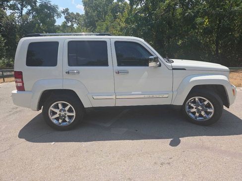 Used 2010 Jeep Liberty Limited w/ Tire & Wheel Group RWD image 7