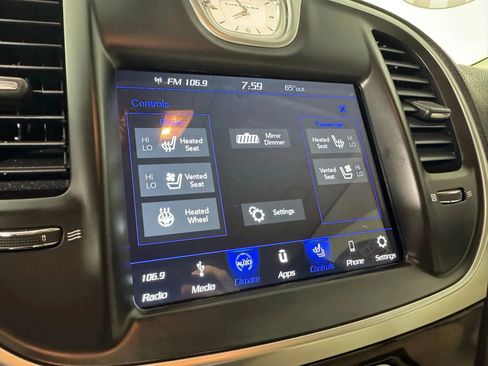 Used 2018 Chrysler 300 Limited AWD/4WD image 21