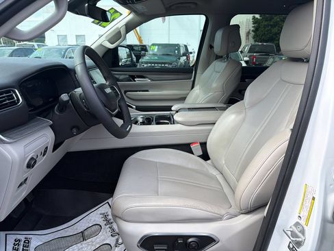 Used 2024 Jeep Wagoneer L Series II w/ Flexible Seating Group AWD/4WD image 39