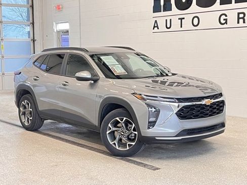 Certified 2025 Chevrolet Trax LT image 1