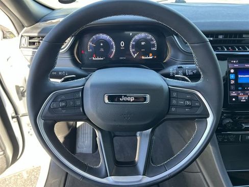 Used 2025 Jeep Grand Cherokee Altitude AWD/4WD image 13