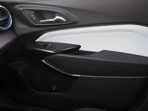 Certified 2024 Chevrolet Trax LT FWD image 25