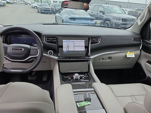 Used 2022 Jeep Wagoneer Series III w/ Premium Group I AWD/4WD image 22