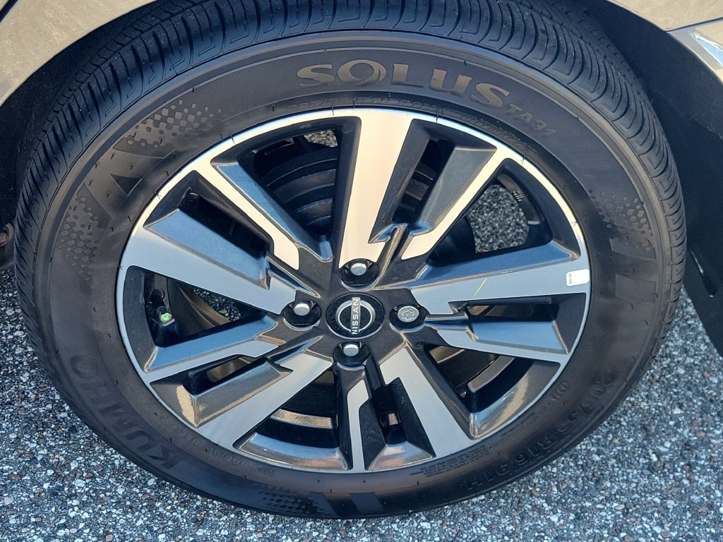 Used 2025 Nissan Versa SV w/ Trunk Package FWD image 5
