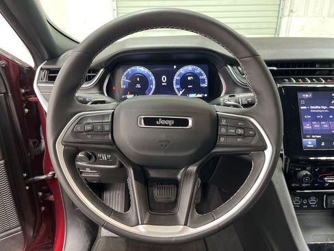 Used 2024 Jeep Grand Cherokee Altitude AWD/4WD image 17