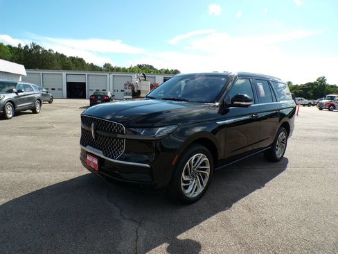 Used 2025 Lincoln Navigator Reserve AWD/4WD image 3