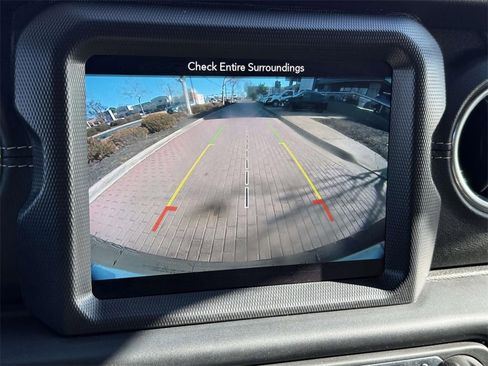 Used 2019 Jeep Wrangler Unlimited Sahara image 16