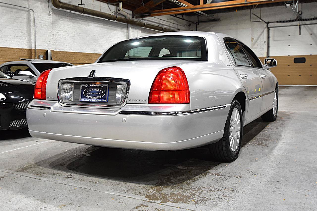 Used 2005 Lincoln Town Car Signature RWD image 5