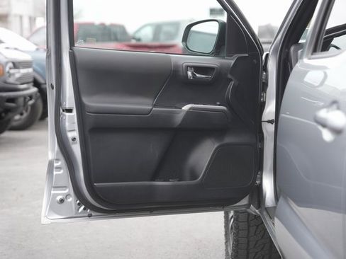 Used 2018 Toyota Tacoma TRD Sport image 29