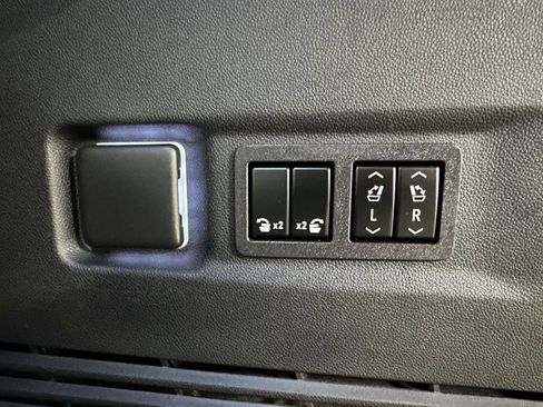 Used 2023 Chevrolet Suburban High Country AWD/4WD image 13