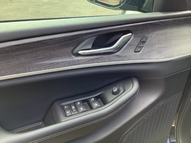 Used 2024 Jeep Grand Cherokee Limited RWD image 10