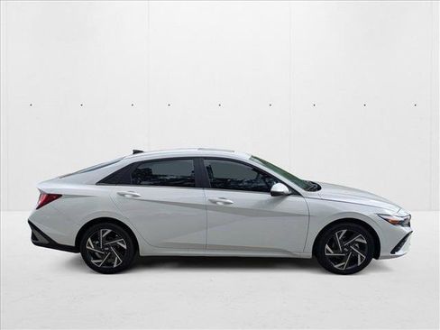 New 2025 Hyundai Elantra Limited image 9