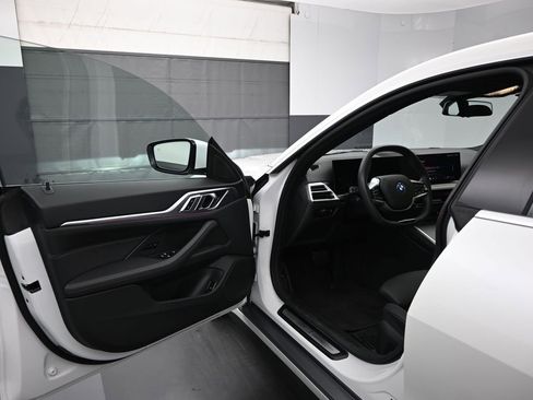 Used 2025 BMW i4 eDrive40 image 9
