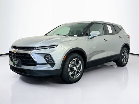 Used 2025 Chevrolet Blazer LT AWD/4WD image 3