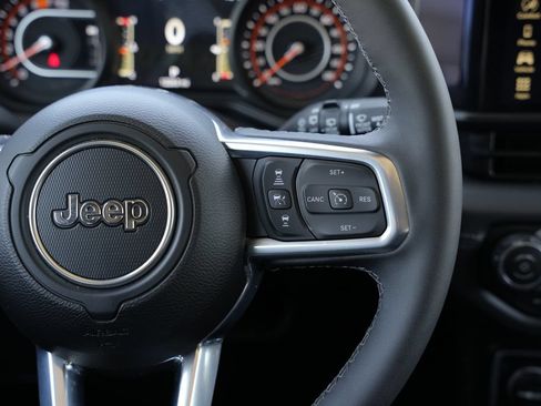 Used 2026 Jeep Wrangler Unlimited Sahara AWD/4WD image 9