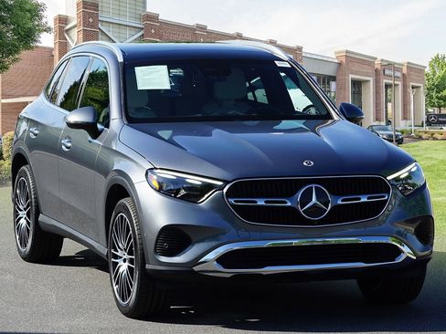 Used 2023 Mercedes-Benz GLC 300 image 3