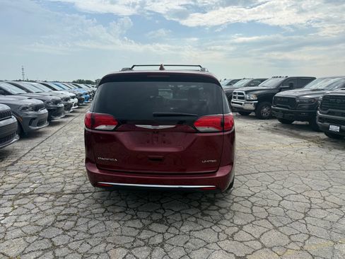 Used 2018 Chrysler Pacifica Limited w/ Tire & Wheel Group FWD image 7