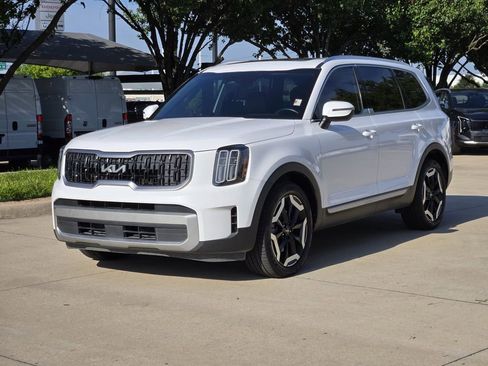 Used 2023 Kia Telluride EX w/ EX Captain's Chair Package AWD/4WD image 2