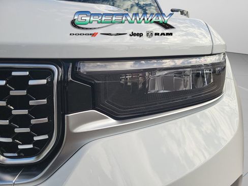 Used 2025 Jeep Grand Cherokee Summit image 5
