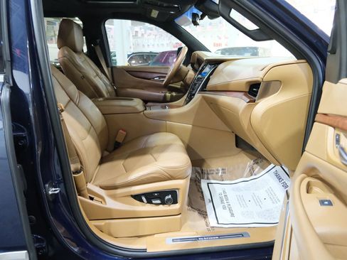 Used 2017 Cadillac Escalade Platinum image 33
