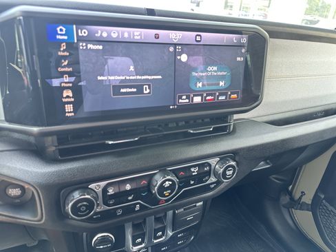 Used 2025 Jeep Wrangler Sport AWD/4WD image 17