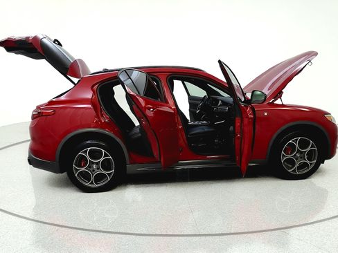 Used 2022 Alfa Romeo Stelvio Ti AWD/4WD image 15